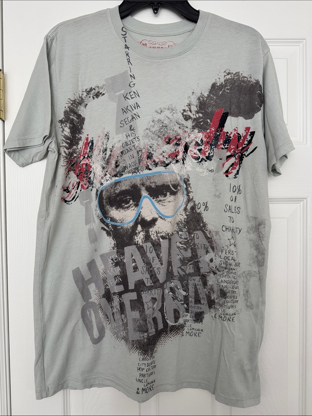 Men's Light Gray Graphic Short-Sleeve Tee with Blue Accent
